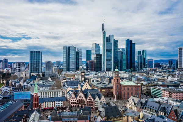 Die Frankfurter Skyline in Hessen. Detektei