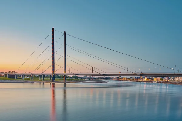 Eine Brücke in Düsseldorf Nordrhein-Westfalen. Detektei