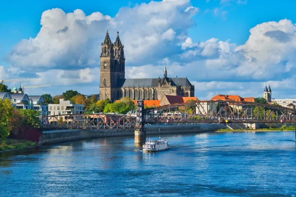 Eine Brücke und andere Gebäude in Magdeburg, Sachsen-Anhalt. Detektei