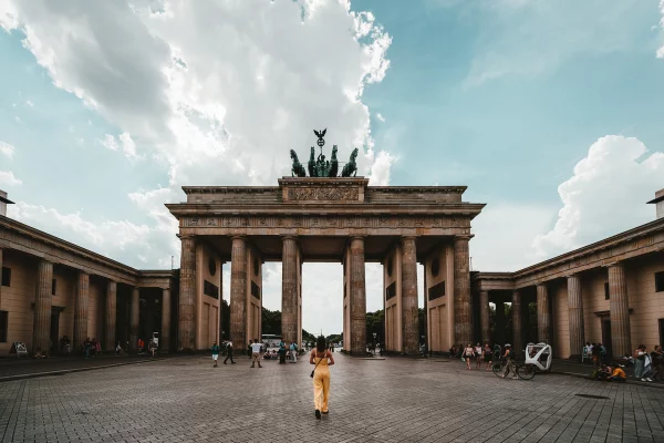 Frau, die in der Nähe des Brandenburger Tor in Berlin steht