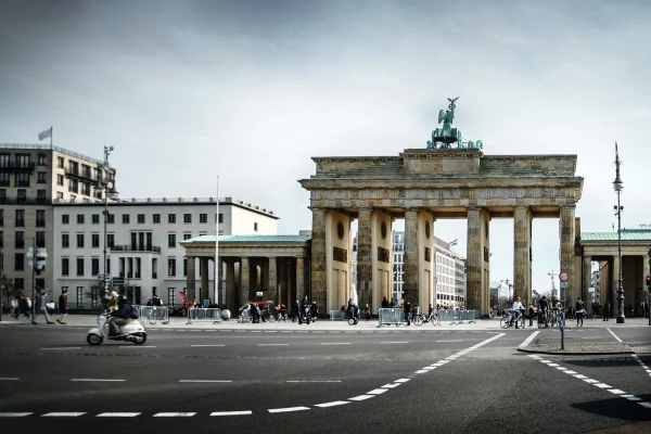 Menschen vor dem Brandenburger Tor - Detektei Widder in Brandenburg